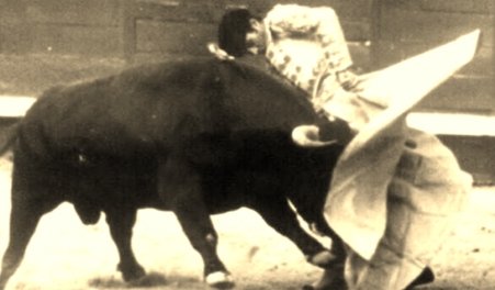 CHANITO: Un Torero que Marcó su Época 7 Chanito ejecutando un lance de capote