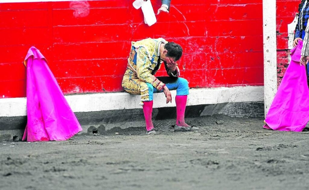 Entre el respeto y la exigencia: lo que no se ve desde el tendido 6 Torero cabizbajo junto al burladero tras una tarde difícil