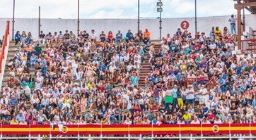 Entre el respeto y la exigencia: lo que no se ve desde el tendido 3 entre el respeto y la exigencia: Tendido de la plaza lleno hasta la bandera en jornada taurina