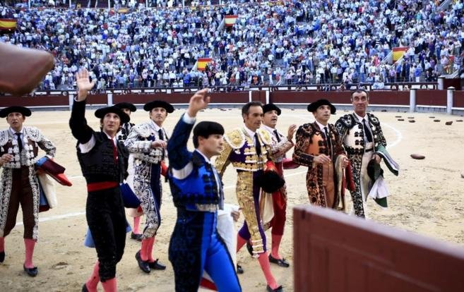 Entre el respeto y la exigencia: lo que no se ve desde el tendido 5 Paseíllo con toreros cruzando el ruedo ante un público enfadado
