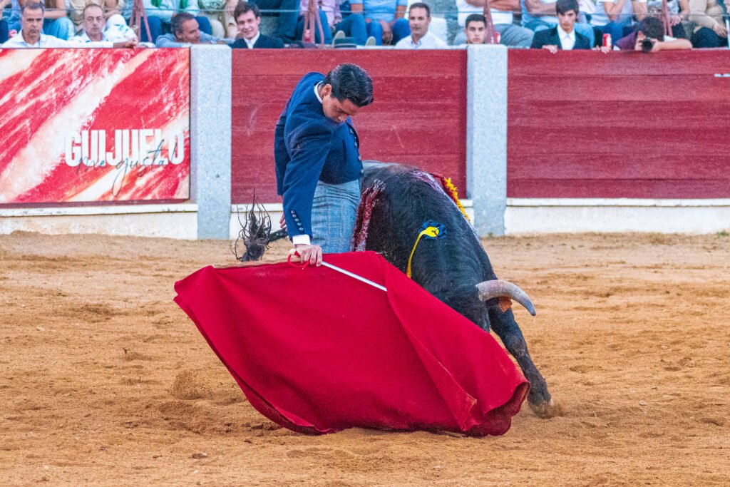 Mario Navas y Jesús de Alba sellan su acuerdo con un apretón de manos.