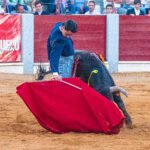 Mario Navas y Jesús de Alba sellan su acuerdo con un apretón de manos.