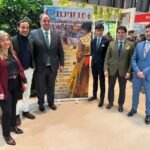 Carteles de la Feria Taurina de Guijuelo 2026 en Fitur con el alcalde Roberto Martín y el torero Manuel Diosleguarde.