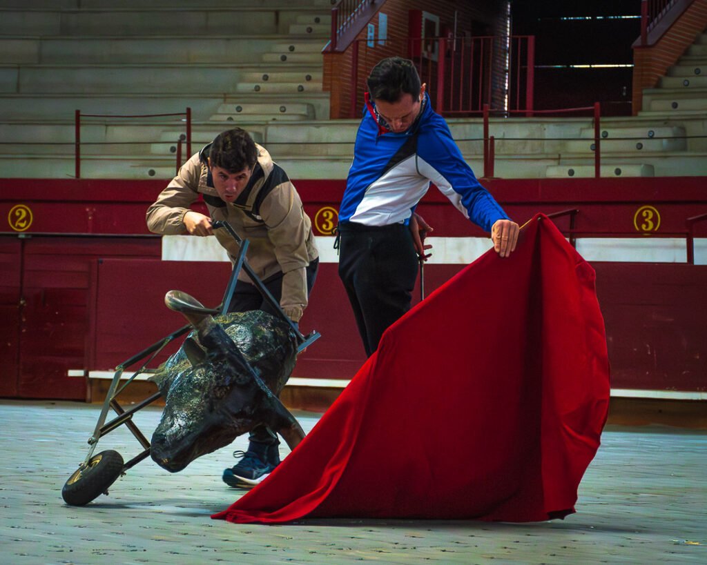 revista digital taurina 9 El matador de toros Joselillo y el banderillero Rubén Sánchez entrenando en la plaza cubierta de La Flecha (Valladolid). Fotografía artística de Javier Pérez.