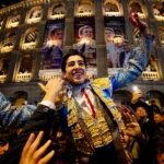 El matador Marco Pérez a hombros tras lograr una de las dos puertas grandes salmantinas en Valencia.