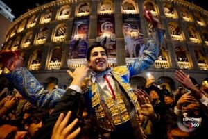 El matador Marco Pérez a hombros tras lograr una de las dos puertas grandes salmantinas en Valencia.