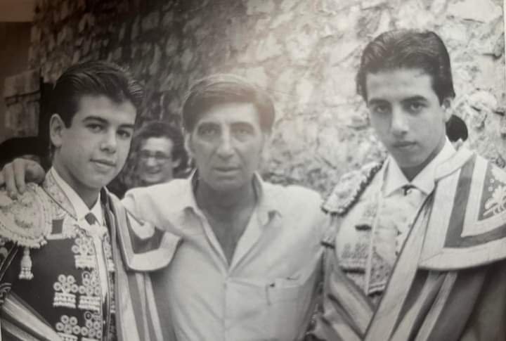 Clemente Luguillano junto a sus hijos, los toreros David y Jorge Luguillano, vestidos de luces.