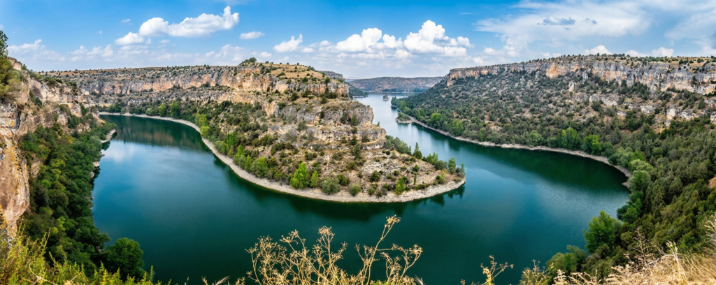 Vista panorámica del meandro del río Duratón fluyendo entre los cortados de roca caliza en Sepúlveda.