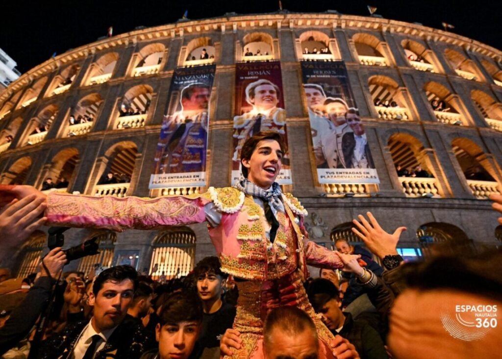 El novillero charro Julio Norte en hombros por la puerta grande de Valencia.