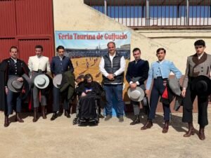 Ismael Martín encabeza el triunfo en la matinal benéfica 1 Autoridades, miembros de la asociación y toreros en el patio de cuadrillas antes del festival taurino en Guijuelo.