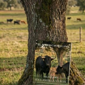 Montaje de la revista el toreo castellano número 59 apoyada en el tronco de una encina con el campo bravo de fondo.