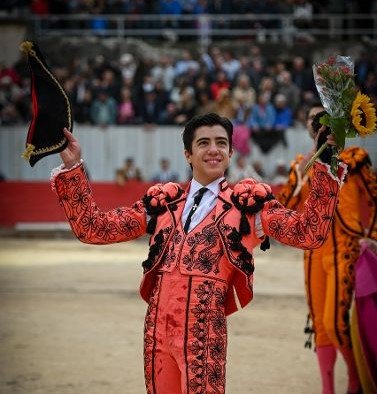 El matador salmantino Marco Pérez celebrando un triunfo en hombros, imagen que ilustra el análisis de la baraja charra.