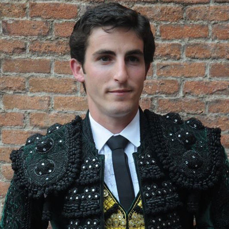 El matador de toros Alberto Durán aislado por infección