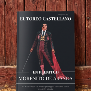 Fotografía de Javier Pérez de la portada de la revista El Toreo Castellano apoyada en un burladero de madera.