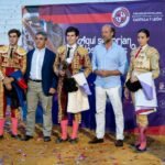 Jorge Oliva ganador del Circuito de Castilla y León recibe el trofeo de manos de Victorino Martín y la Fundación Toro de Lidia.