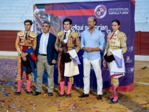 Jorge Oliva ganador del Circuito de Castilla y León recibe el trofeo de manos de Victorino Martín y la Fundación Toro de Lidia.