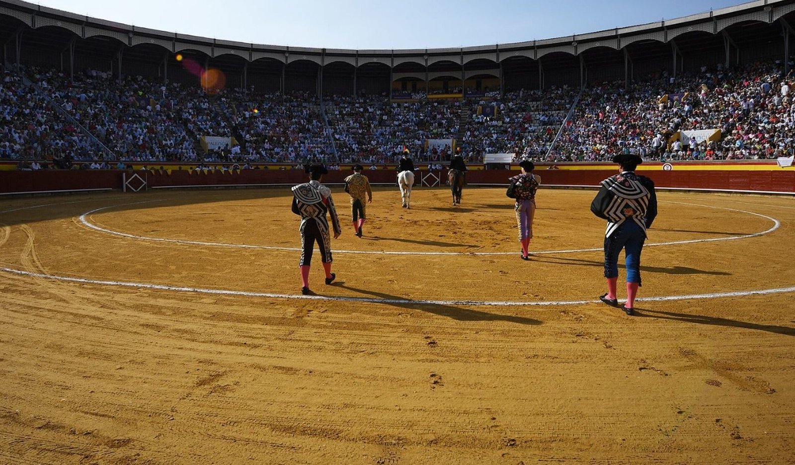Vista general de la plaza de toros de Palencia durante el paseíllo.