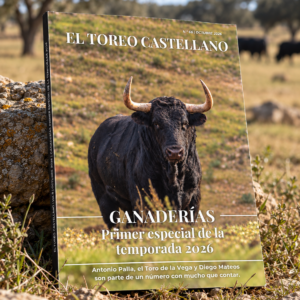 Ejemplar de El Toreo Castellano nº 66 de octubre de 2026 en un entorno de dehesa